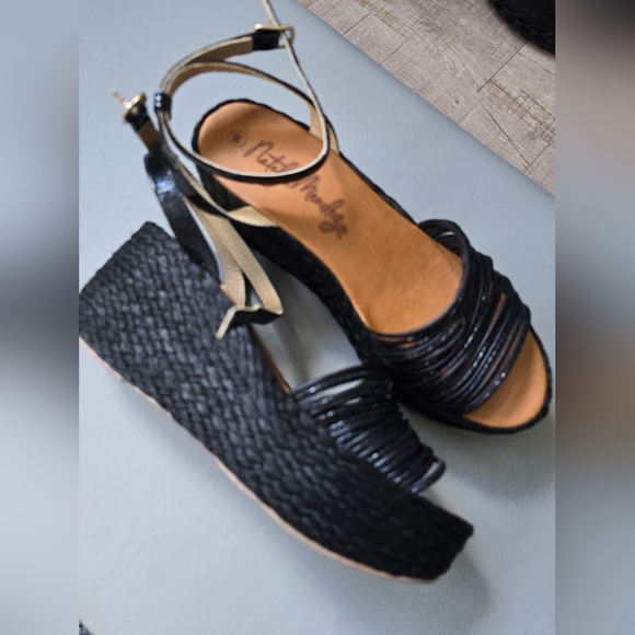 Black platform sandals in size 8 - Picture 3 of 7